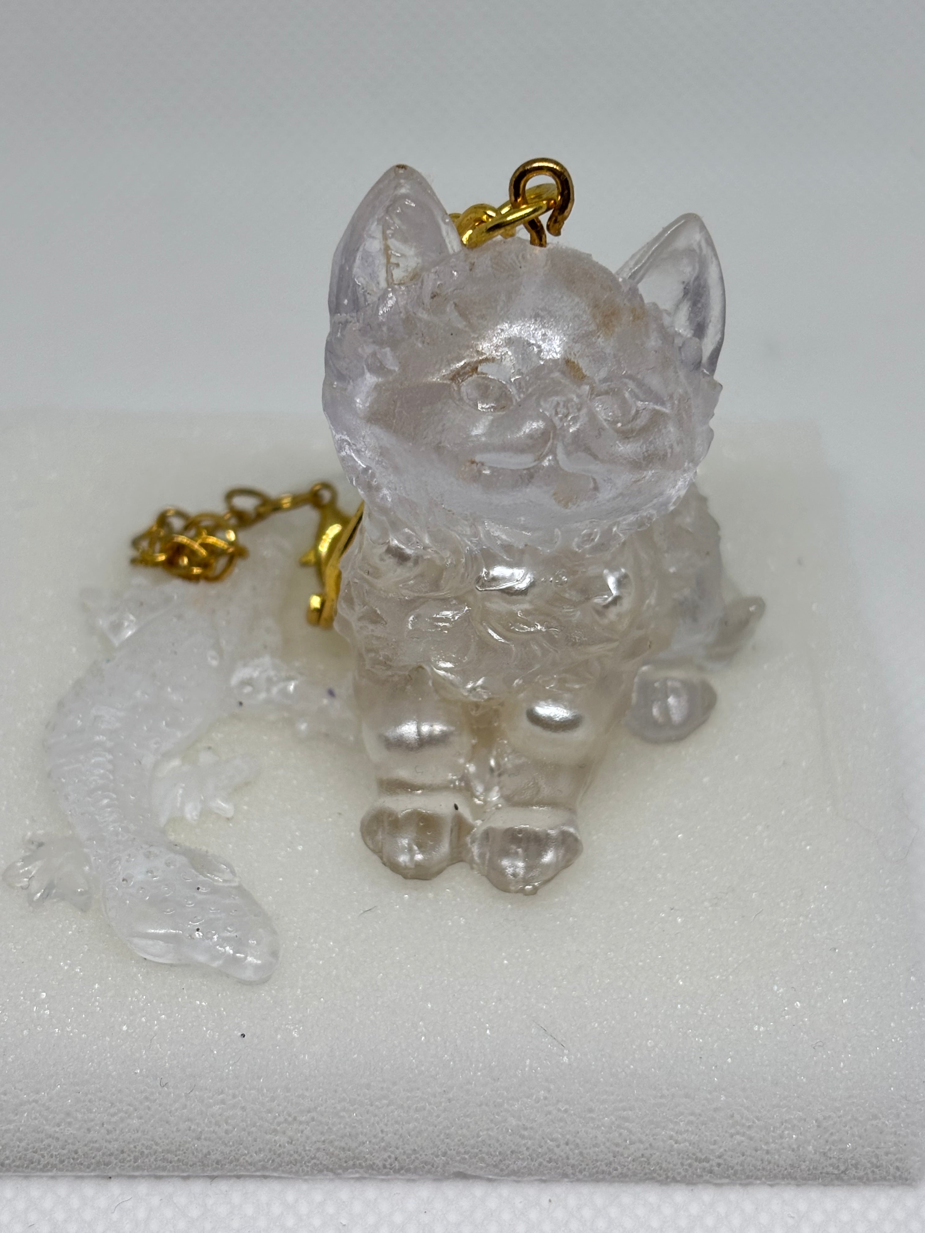 Porte-clé chat en résine transparente avec perles blanches