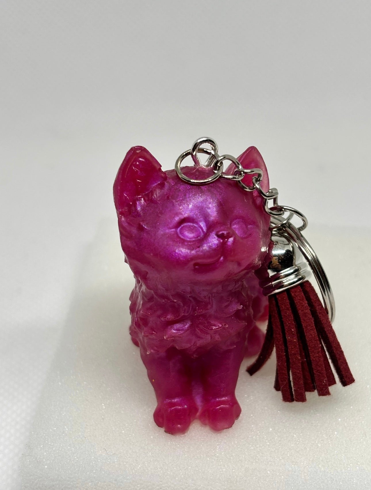 Porte-clé chat en résine transparente avec perles blanches
