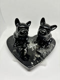 Bulldog sur socle en coeur